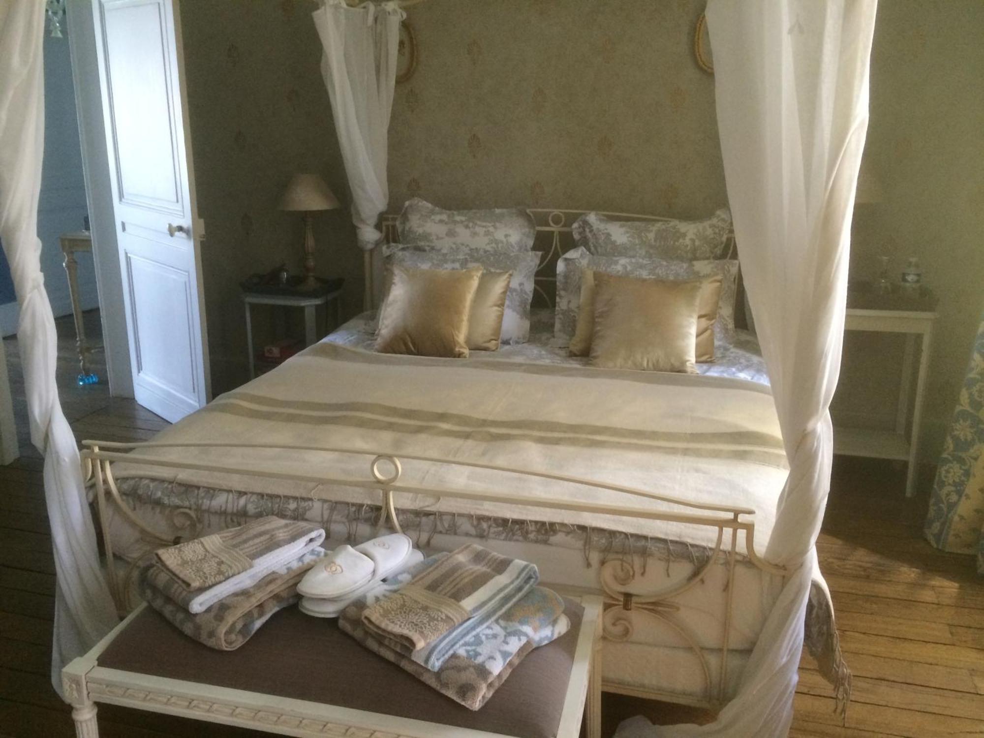 Maison Du Theatre Saint Bonnet Bed & Breakfast
